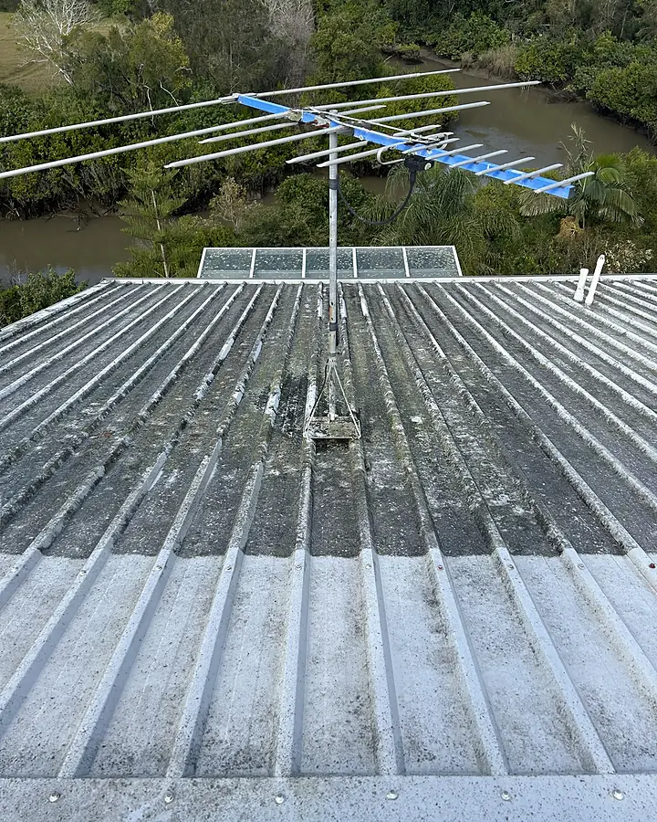 A thirty year old Corinda metal roof covered in lichen and mould before cleaning